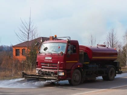 В Кашире продолжаются работы по уборке улиц от зимней грязи, мойке и покраске остановок