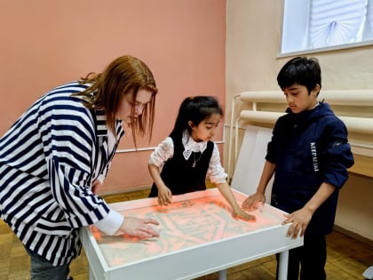 Юные ружане рисовали космос песком