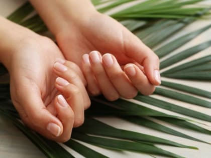 Врач объяснила, почему появляются белые пятна на ногтях