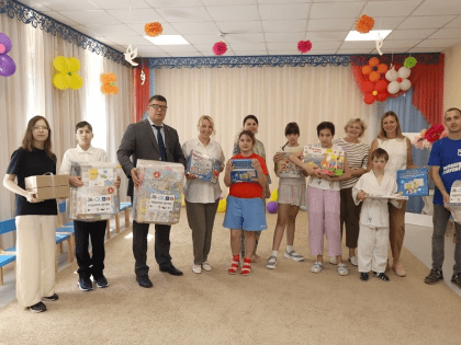 Особенным детям на радость: Общественная палата Московской области передела подарки юным мытищинцам