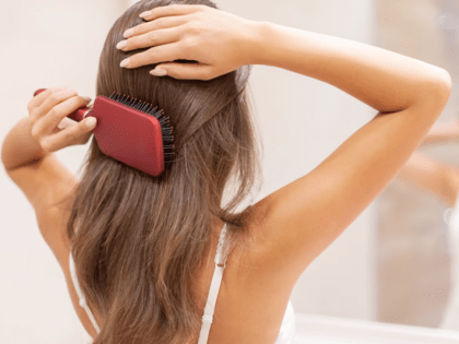 Трихолог рассказала, какие распространенные ошибки при расчесывании серьезно портят волосы