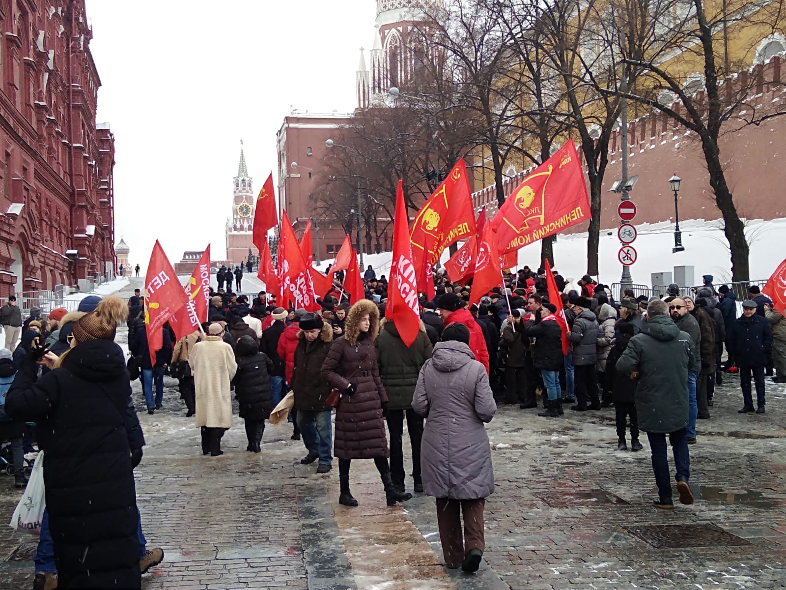 Сталин новости. Правые коммунисты. Могила Сталина. Возложение цветов к могиле Сталина. Коммунизм сейчас.