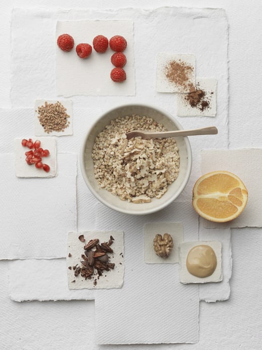 Frühstücksrezept: Roher Porridge mit Beeren und Pollen