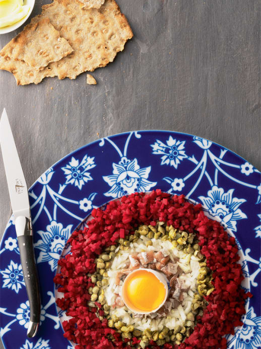 Typisch Schweden: Rezept für Solöga (Sonnenauge), Pumpernickel und Lachs