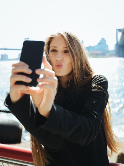 Einmal Schmollmund, bitte: Warum Frauen auf Fotos ein Duckface machen