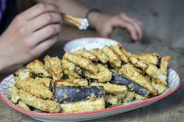 Panierte Auberginensticks mit Dip