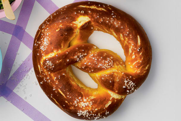 Gebäck für unterwegs: Rezept für Riesen-Brezel