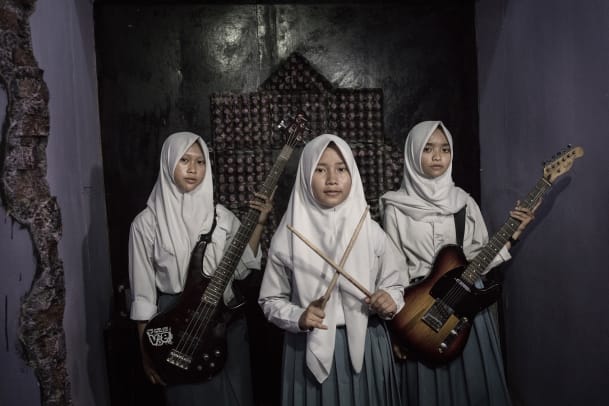 Diese Metalband trägt Hijab