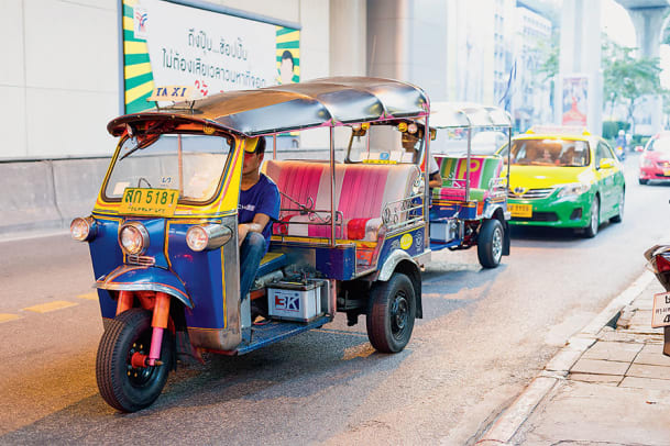 Bangkok: liegende Buddhas und nummerierte Stripper