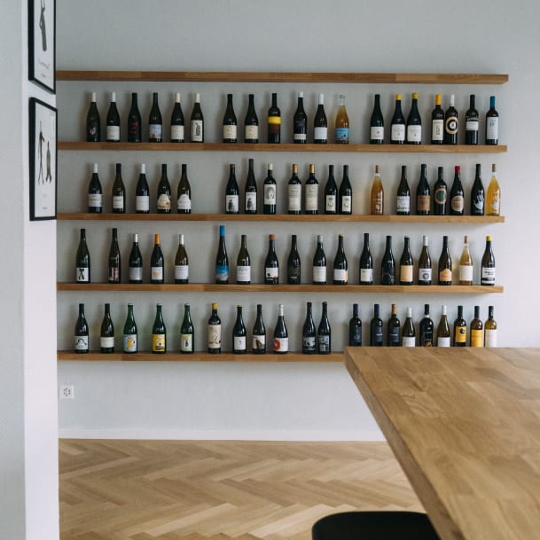 Weinregal bei Studio Wino