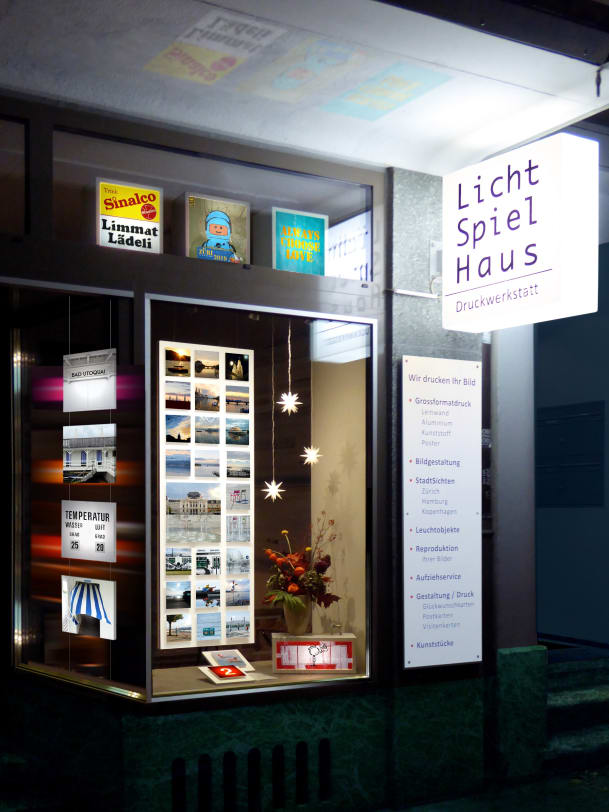 Licht-Soiel-Haus Schaufenster bei NAcht
