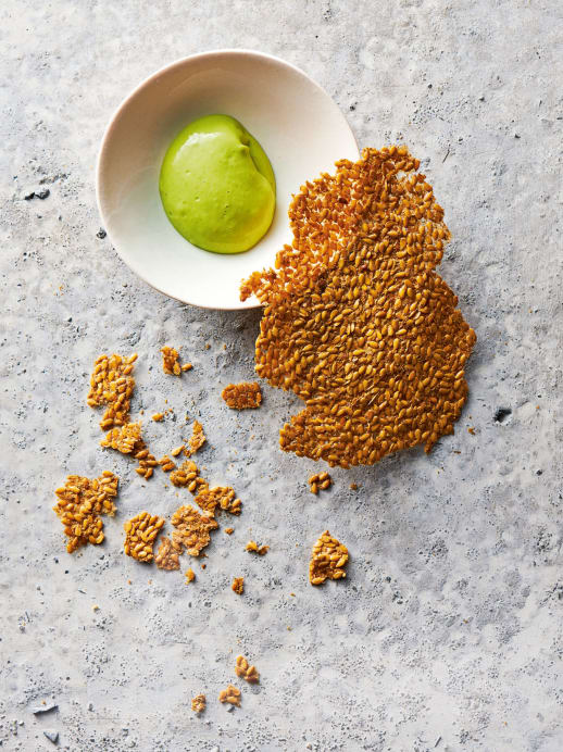 Knuspriger Cracker trifft frische Kräutercrème