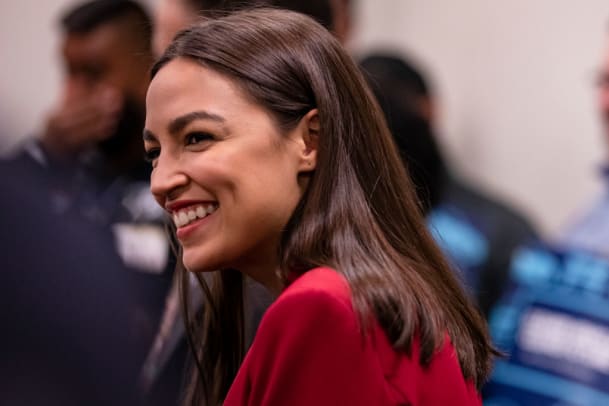 AOC wehrt sich mit brillanter Rede gegen sexistische Attacke