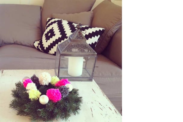 Wollige Weihnachten: Pompom-Adventskranz zum Selbermachen
