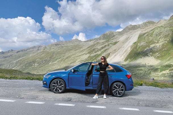 Mit dem Skoda von der Stadt in die Berge