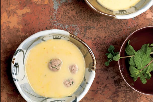 Zitronensuppe mit Ei und Fleischbällchen