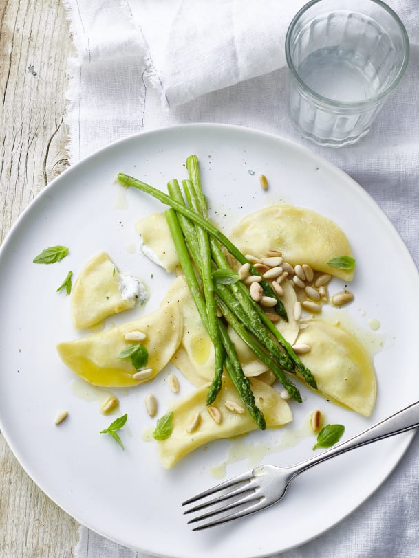 Kräuter-Frischkäse- Ravioli mit wildem Spargel