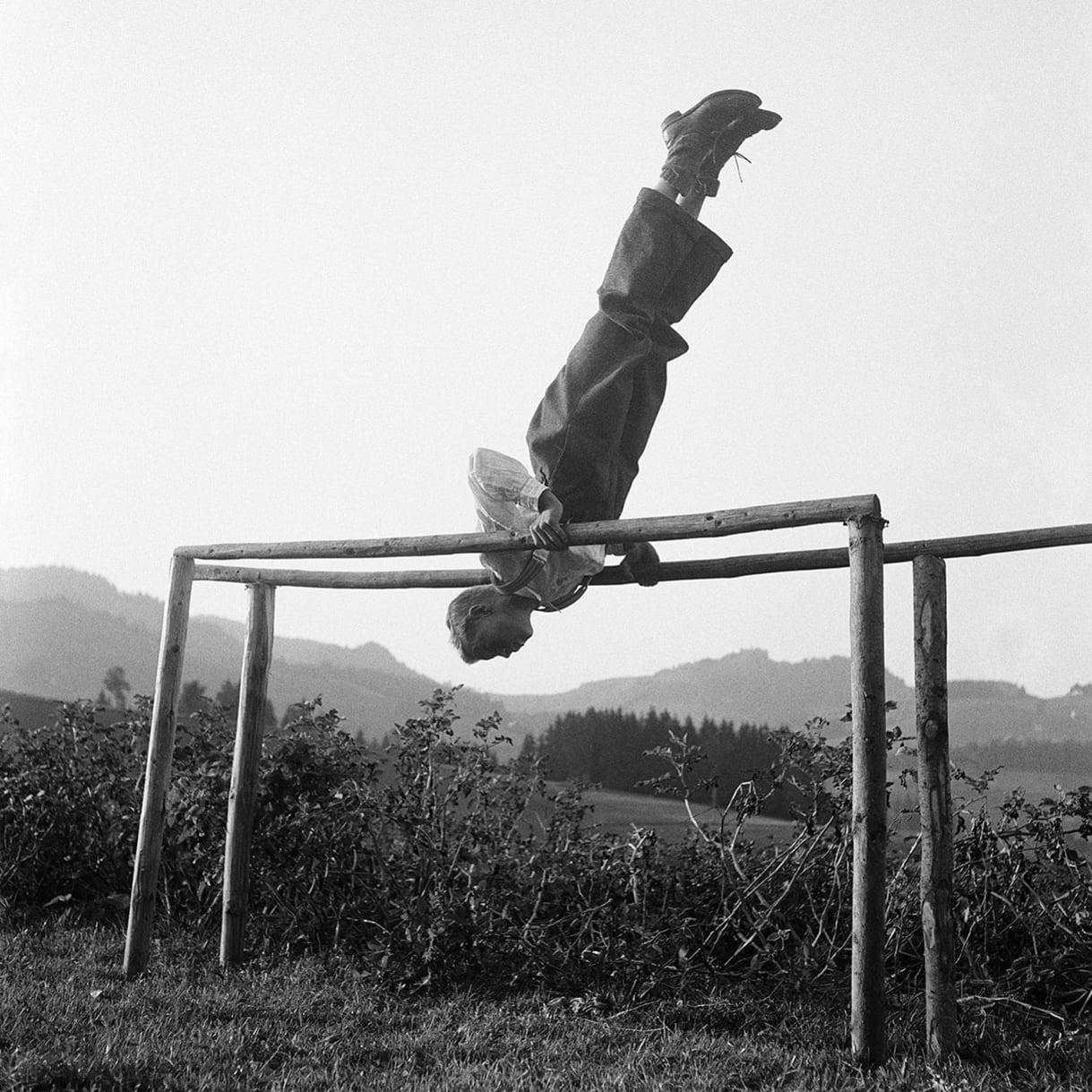 Bauernjunge beim Spiel, Escholzmatt, 1943