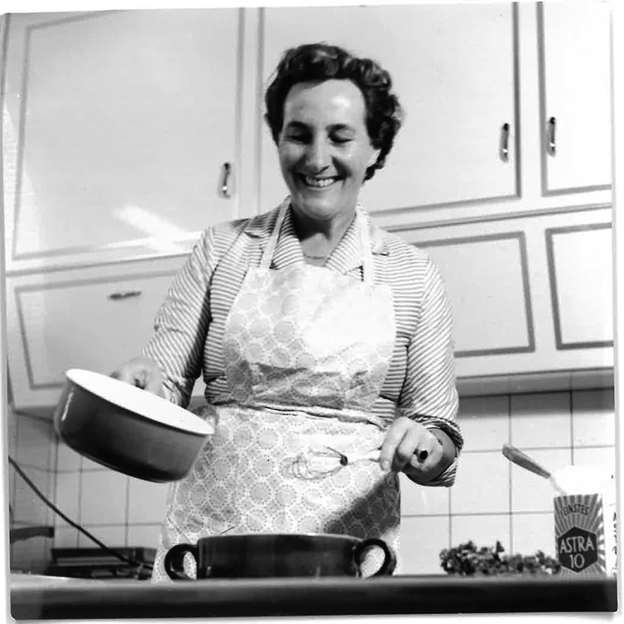 Emmi Creola-Maag, die Erfinderin von Betty Bossi, kocht in einer Küche annabelle