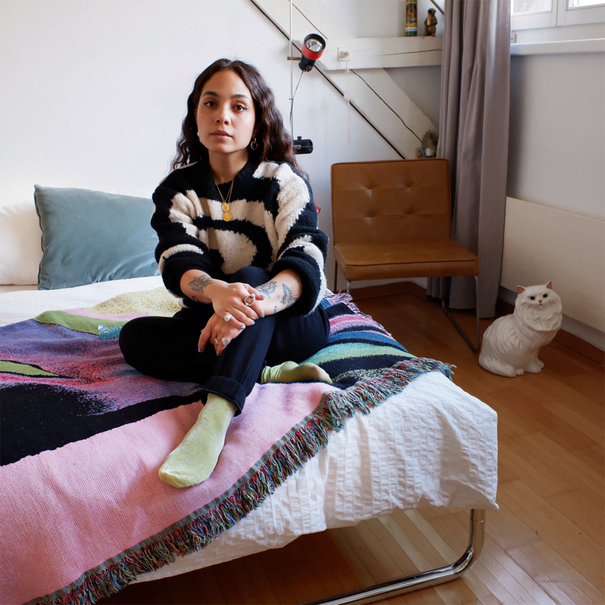 Jenni Tschugmell in Lamarel auf ihrem Bett von Pfalzberger zuhause in Zürich