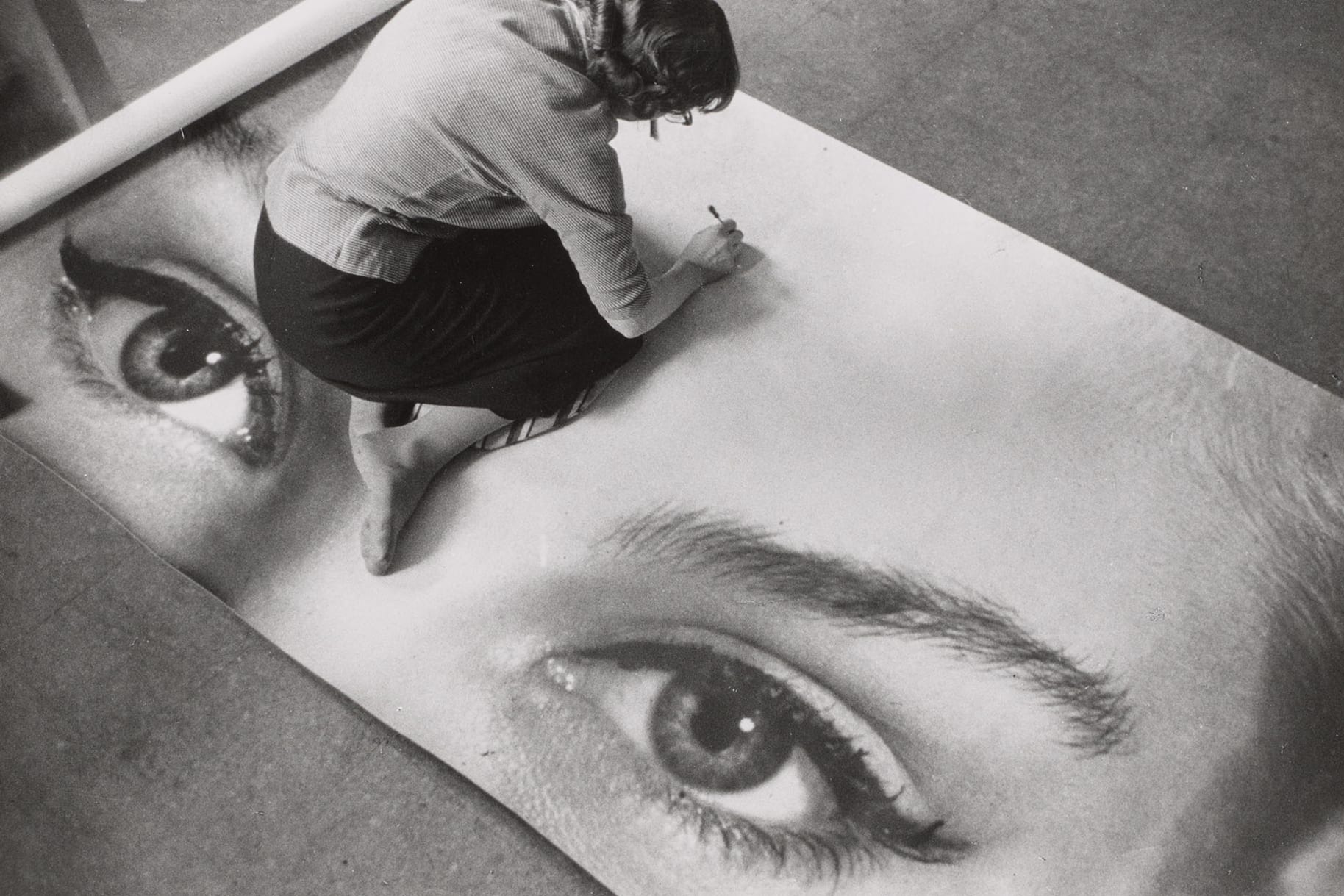 Marie Ottomann-Rothacher bei der Arbeit im Atelier von Hans Peter Klauser, Zürich, 1960