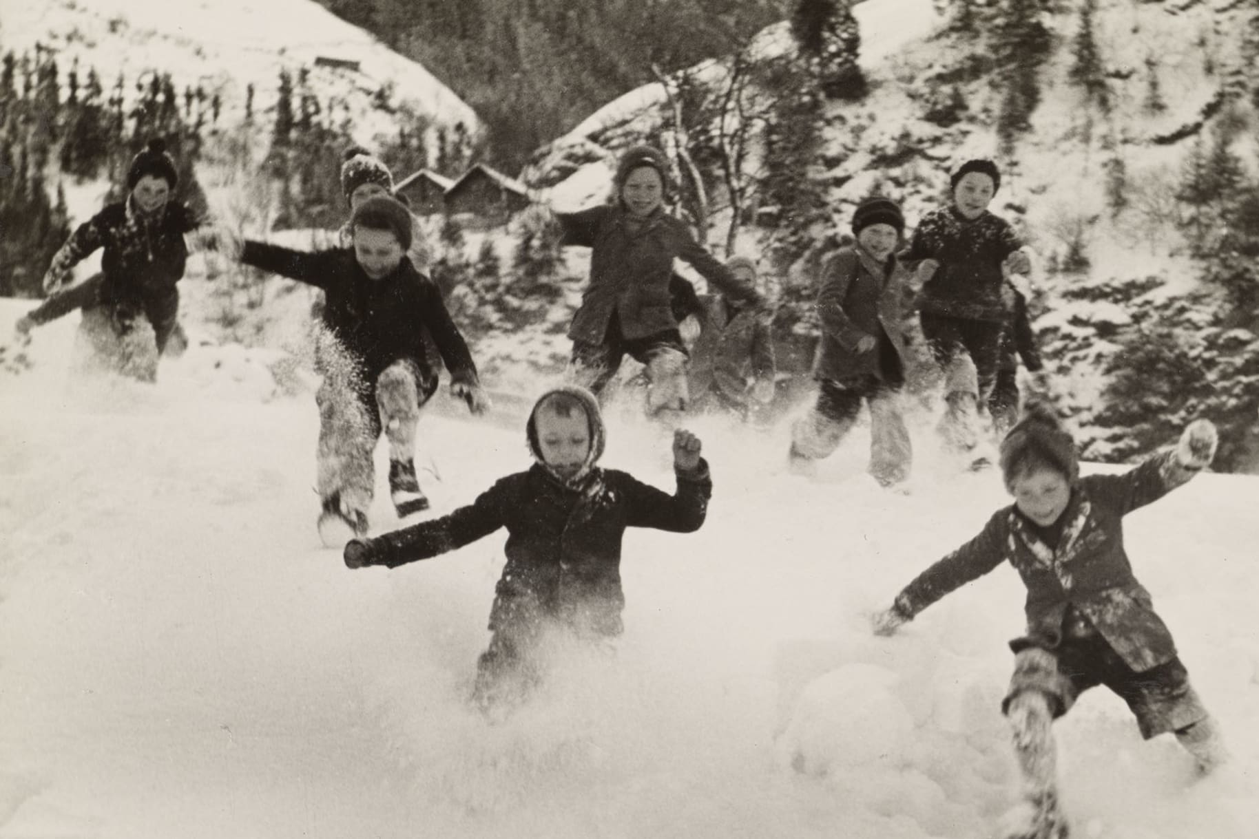 Bergbauernkinder beim Spielen im Schnee, Etzlital, Kanton Uri, 1945