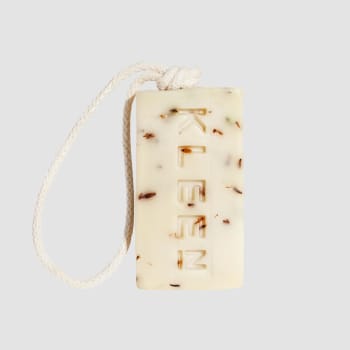 Rechteckige Seife in Eierschale und farbigen Punkten