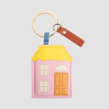 Haus in Gelb, Pinkt und Braun mit einem Schlüsselanhänger