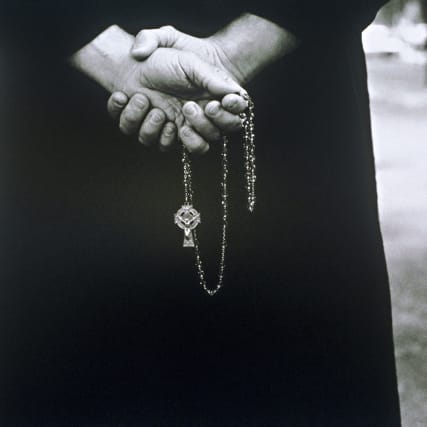 Wie ist es eigentlich, im Geheimen einen Priester zu lieben?