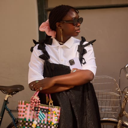 Bag Charms: Warum tragen jetzt alle Taschen-Schmuck?