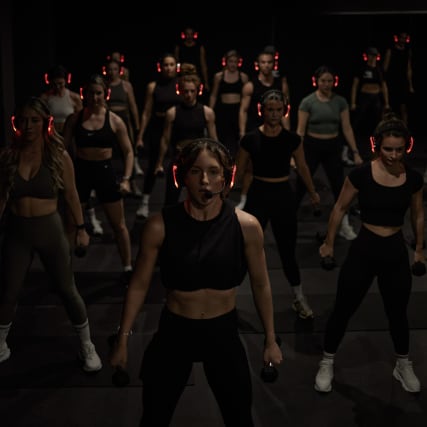 Trendcheck: Warum trainieren plötzlich alle im Dunkeln?