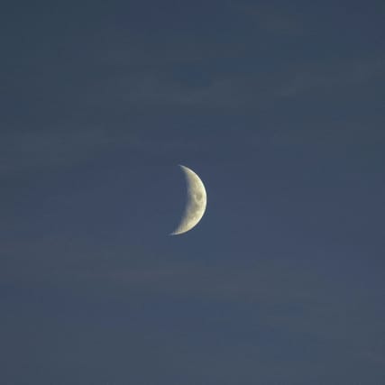 Neumond in Zwillinge 2025: Was nährt dich wirklich – und was darf gehen?