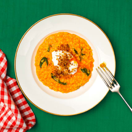 Tomatenrisotto mit Safran und verlorenem Ei