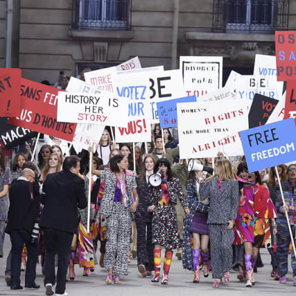Aktivist:innen auf dem Runway: Protest steht uns gut