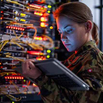 Diese Initiative will Frauen und Männer in eine allgemeine Dienstpflicht schicken