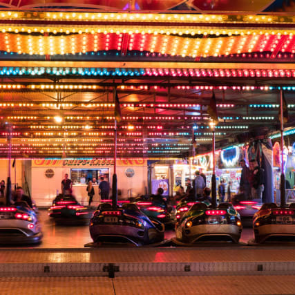 Die Pfarrerin auf dem Autoscooter