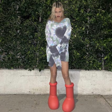 Pro und Kontra: Was soll der Hype um die Big Red Boots von MSCHF?