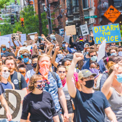 Zivilcourage: So intervenieren Sie bei rassistischen Übergriffen 