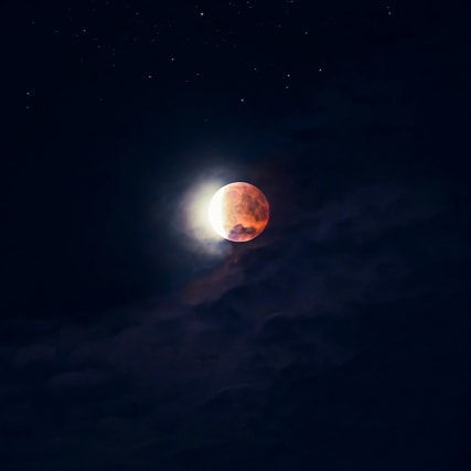 Mondfinsternis in den Fischen am 28. August 2026: Zurück in die enge Jeans und nie wieder 9 to 5