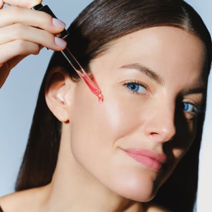 Ein neues Serum geht den Ursachen stiller Hautalterung auf den Grund