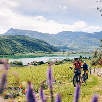 Während anderswo noch der Winter dominiert, entfaltet sich im Südtirol bereits ein Lebensgefühl, das nach Süden schmeckt
