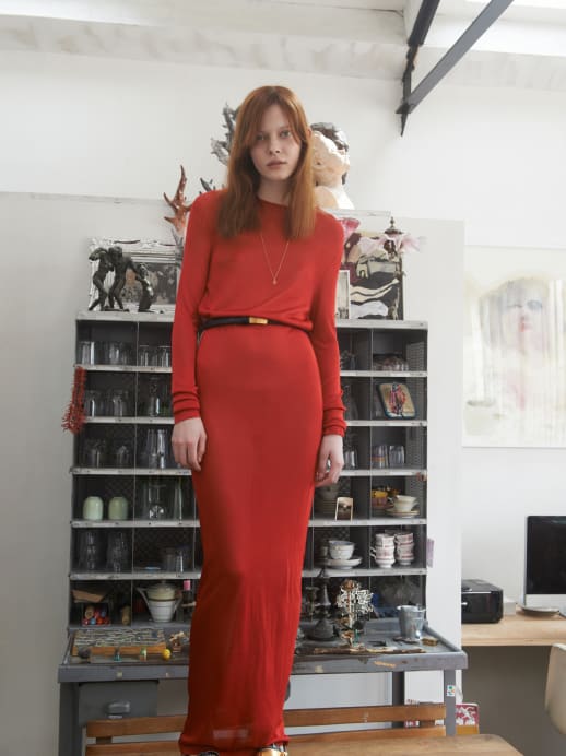 Relax in Red: Mode mit roten Akzenten
