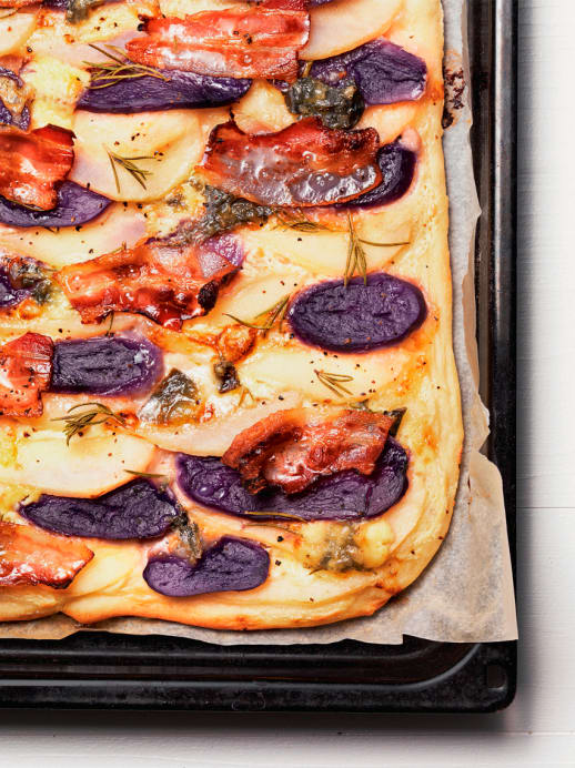 Flammkuchen mit Kartoffeln, Birnen und Blauschimmelkäse