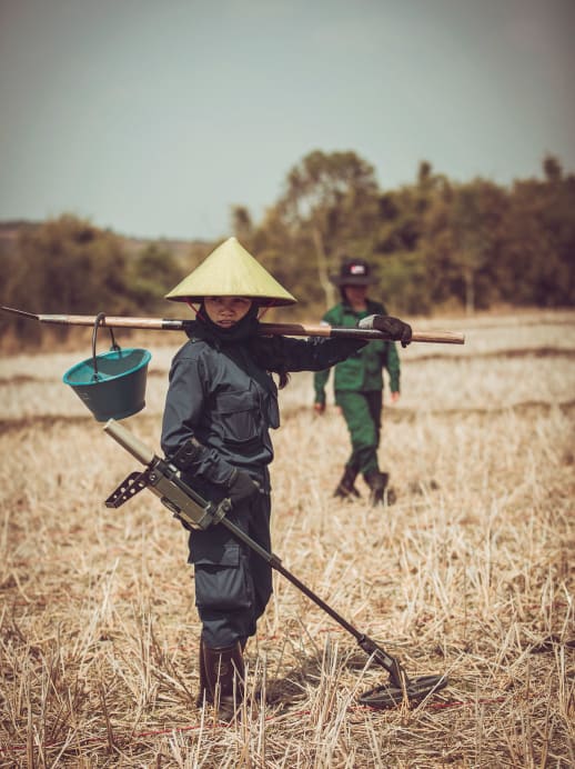 Die Bombenräumerinnen von Laos