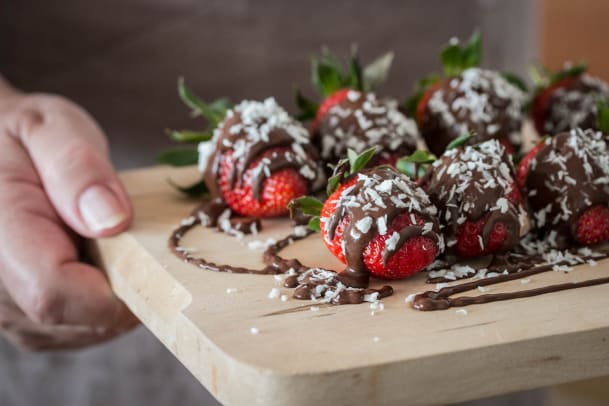Dessert für Eilige: Schoko-Erdbeeren