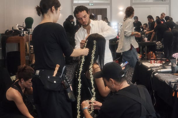 Der Zürcher Gabriel De Fries kreiert extravagante Haar-Looks für die Paris Fashion Week