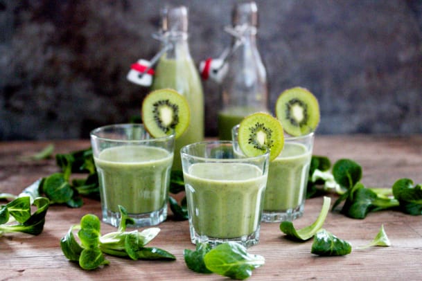 Smoothie mit Nüsslisalat