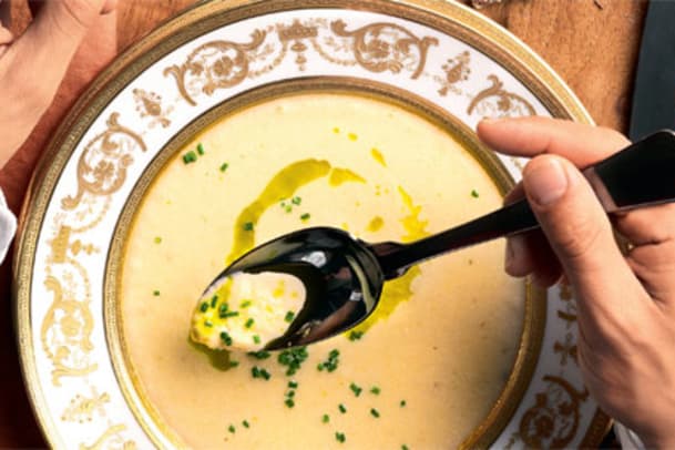 Rezept für Blumenkohlcrèmesuppe mit Schnittlauchöl zum Weihnachts-Menü