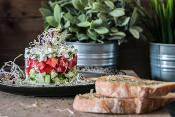 Hoch hinaus: Tomaten-Gurken-Türmchen mit Bruschette