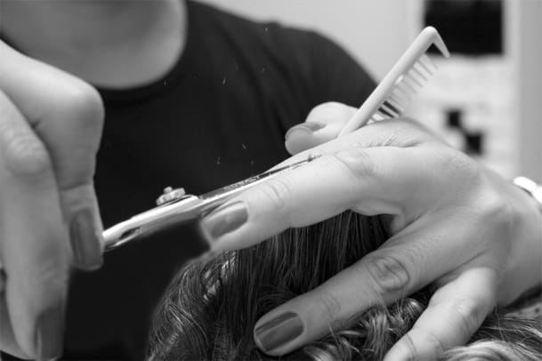 Wie ist es eigentlich, einem Mörder die Haare zu schneiden?